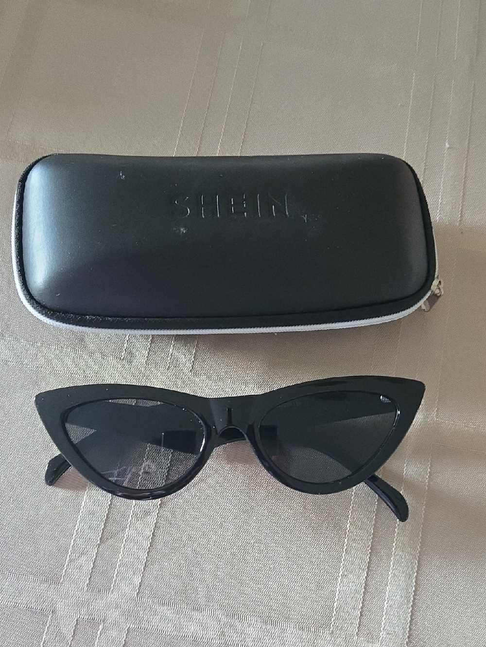 Cat eye sunglasses Black